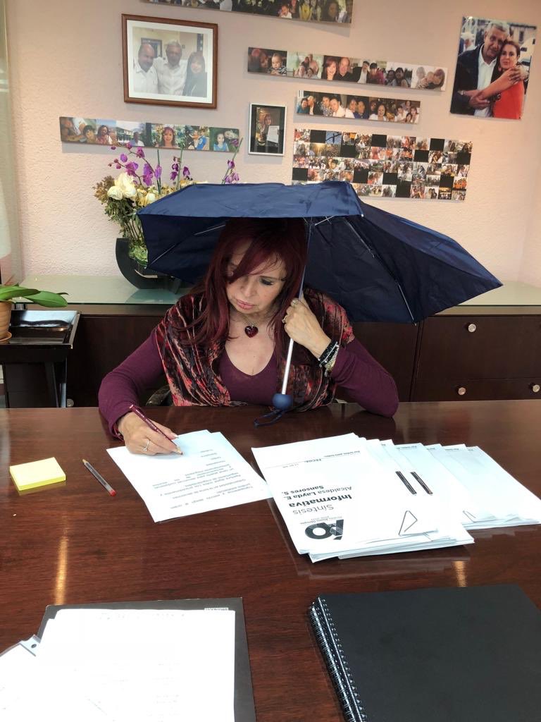 La alcaldesa denuncia que el PRD saqueó la delegación y la dejó hasta con goteras. (Twitter: @LaydaSansores)