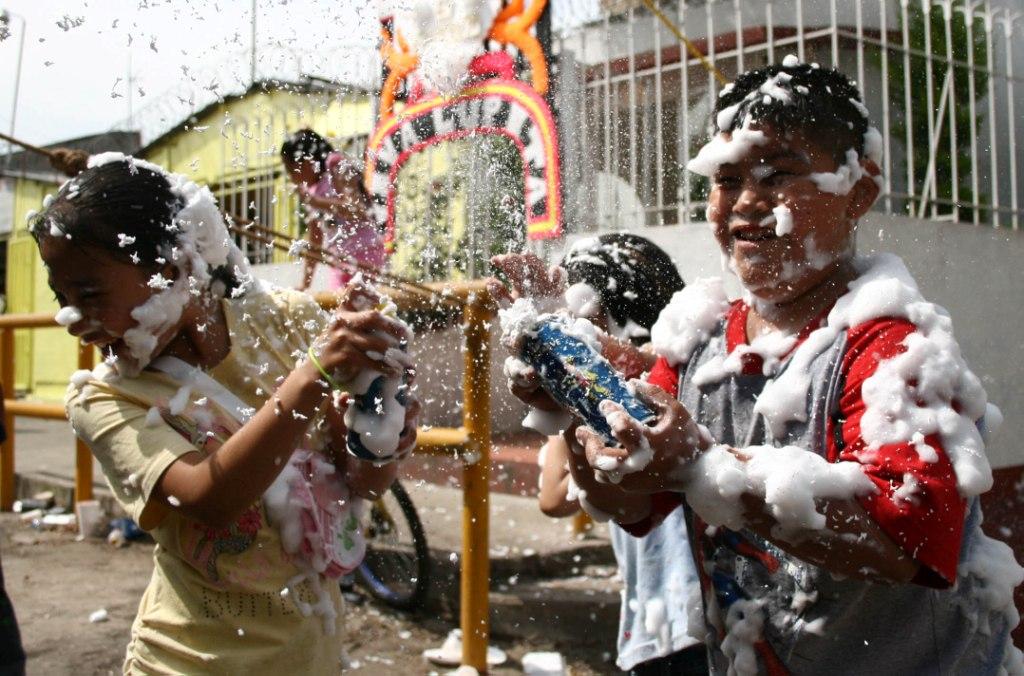La alcaldía también prohibió la venta del aerosol durante la celebración. (Cuartocuro)