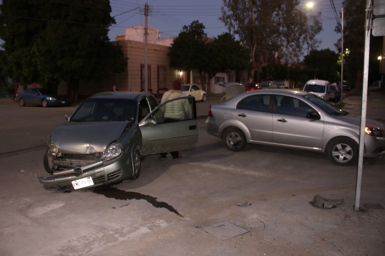 Los dos autos fueron arrastrados hasta los patios del Tribunal de Justicia Municipal. (Especial)