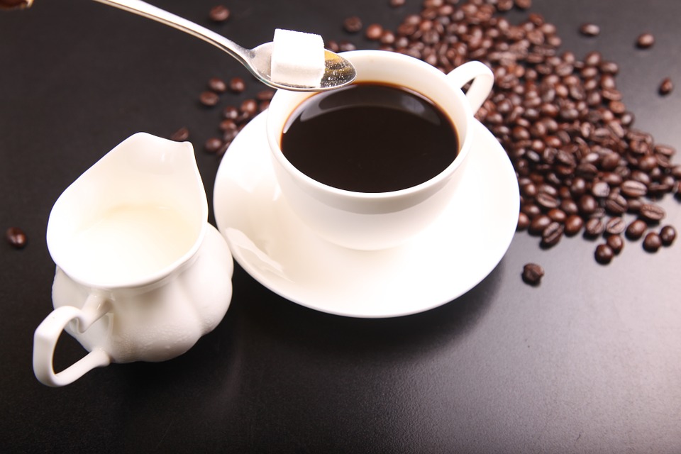 Tanto el café con cafeína como el descafeinado ayudan a combatir el padecimiento. (Especial)