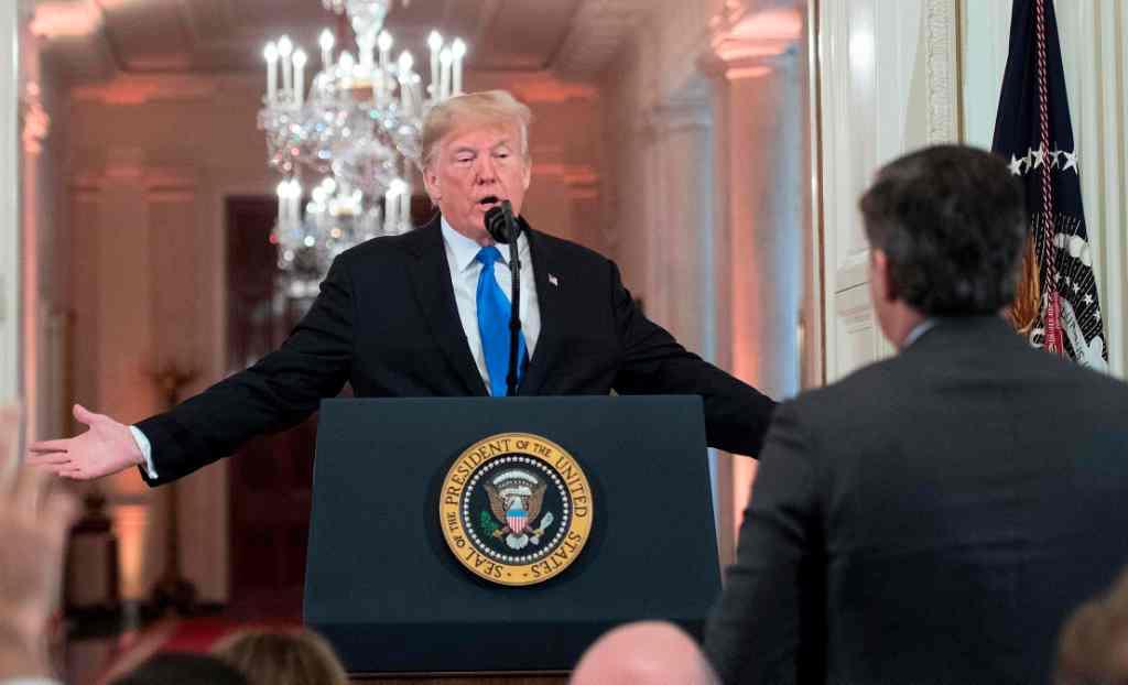 La CNN solicita en su demanda que el Gobierno devuelva a Jim Acosta la acreditación permanente. AFP