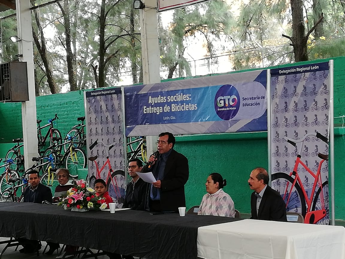 Entregan apoyo en escuelas rurales