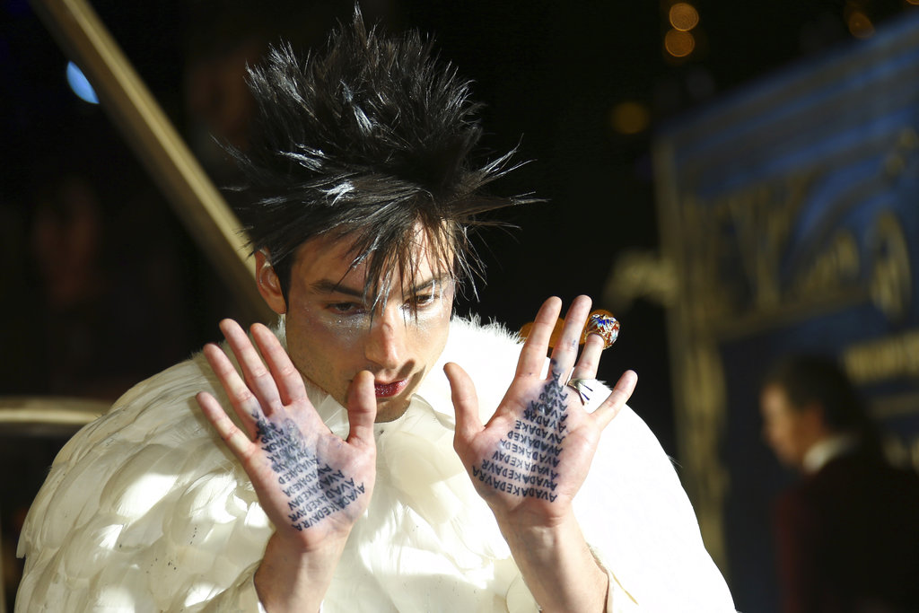 Ezra Miller acaparó la atención con su 'outfit' en el estreno de la película en Reino Unido (AP).