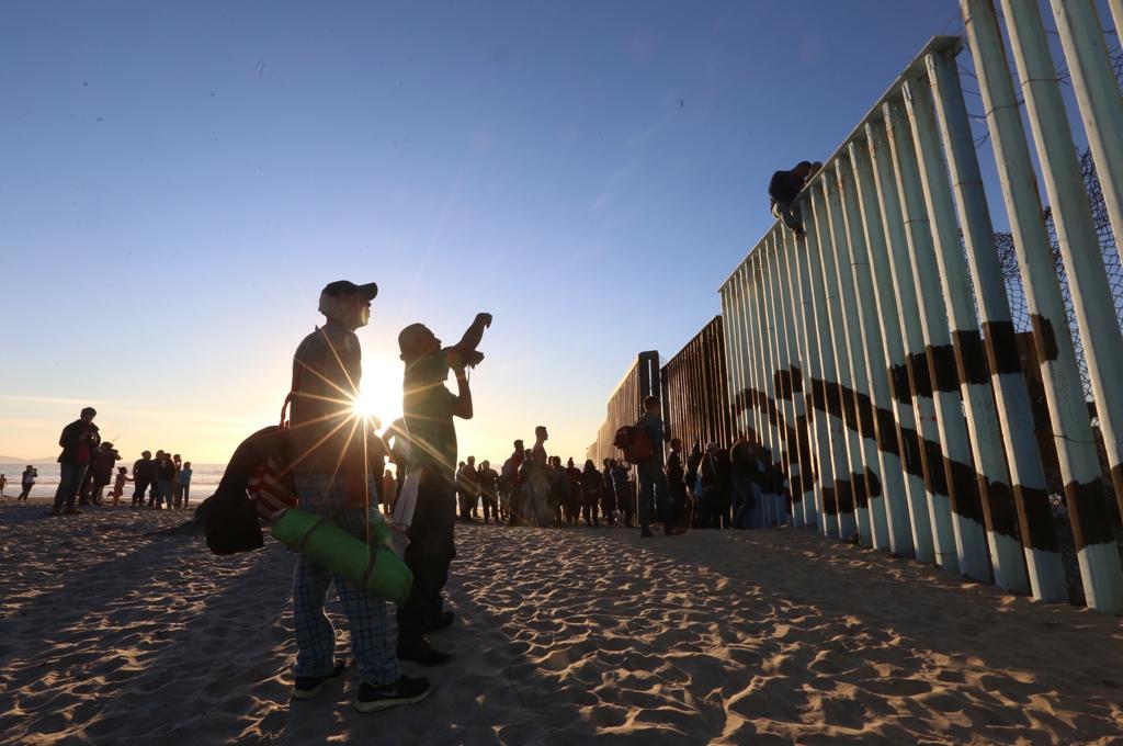 Los migrantes saltaron el muero y fueron detenidos por agentes fronterisoz. (Jorge Carballo)