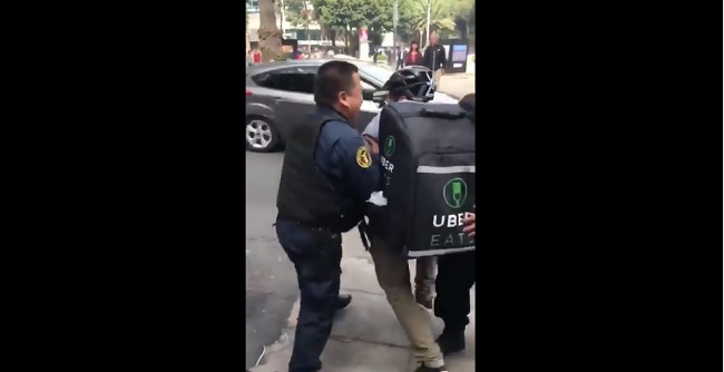 El policía pateó la bicicleta e intentó llevarse al ciclista. (Especial)