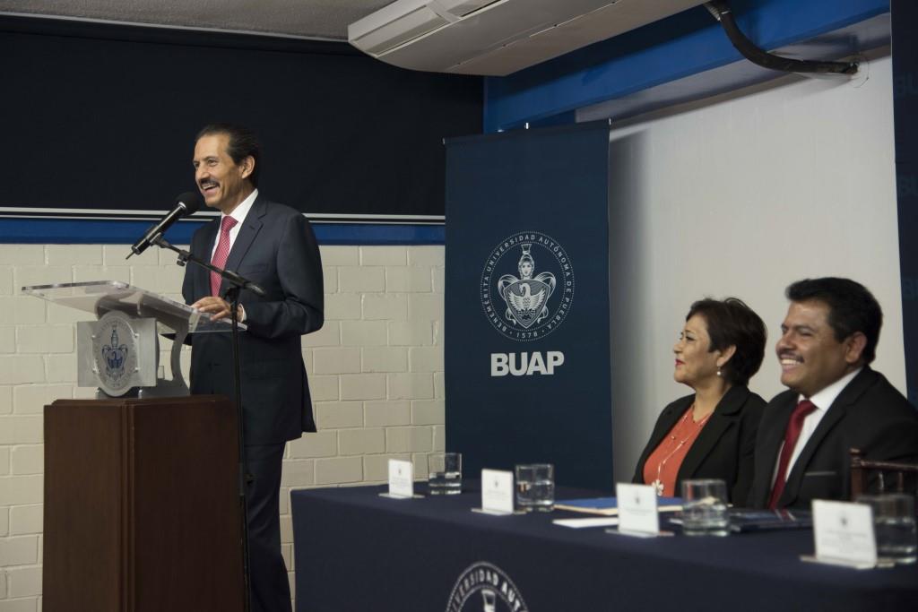 El Rector Alfonso Esparza asiste al Primer Informe de Labores de José Rosas Ibarra, director de la Prepa 2 de Octubre (Especial)