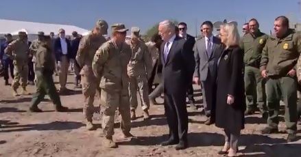 La televisora ABC transmitió en vivo la llegada de Mattis a la frontera.