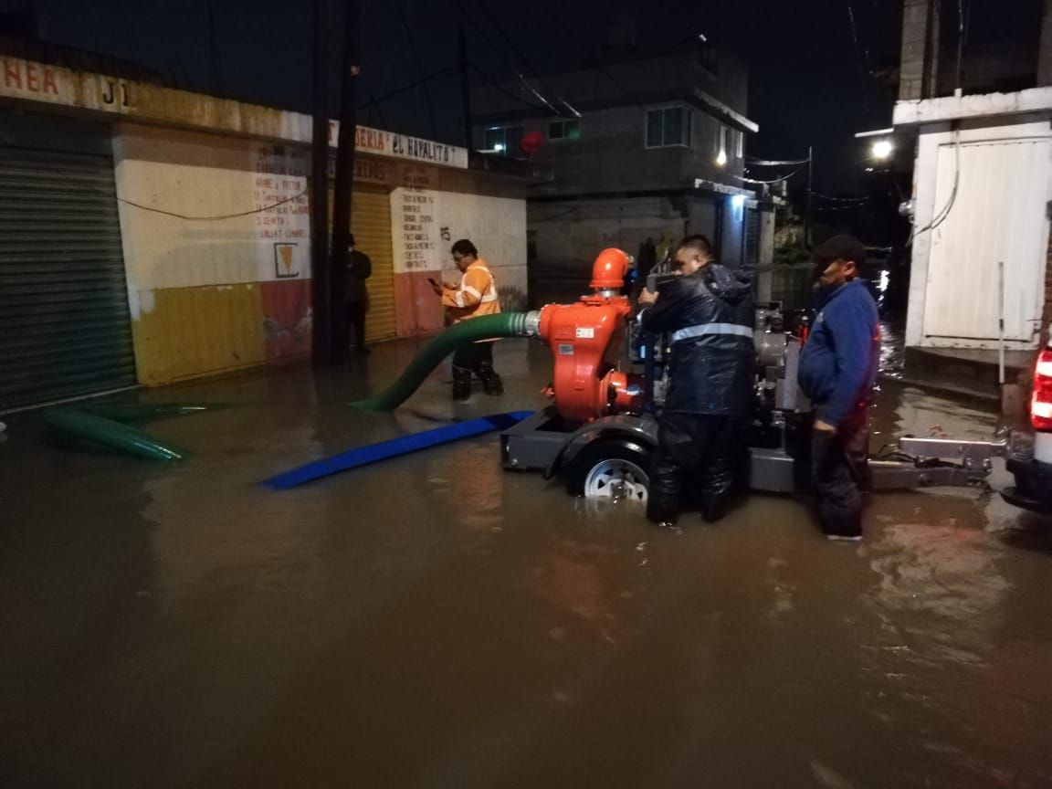 Vialidades y viviendas se vieron inundadas por las lluvias presentadas este martes en Cuautlancingo (Especial)