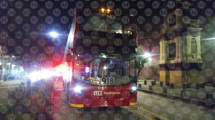El conductor del Metrobús dio aviso a los servicios de emergencia. (Jorge Becerril)