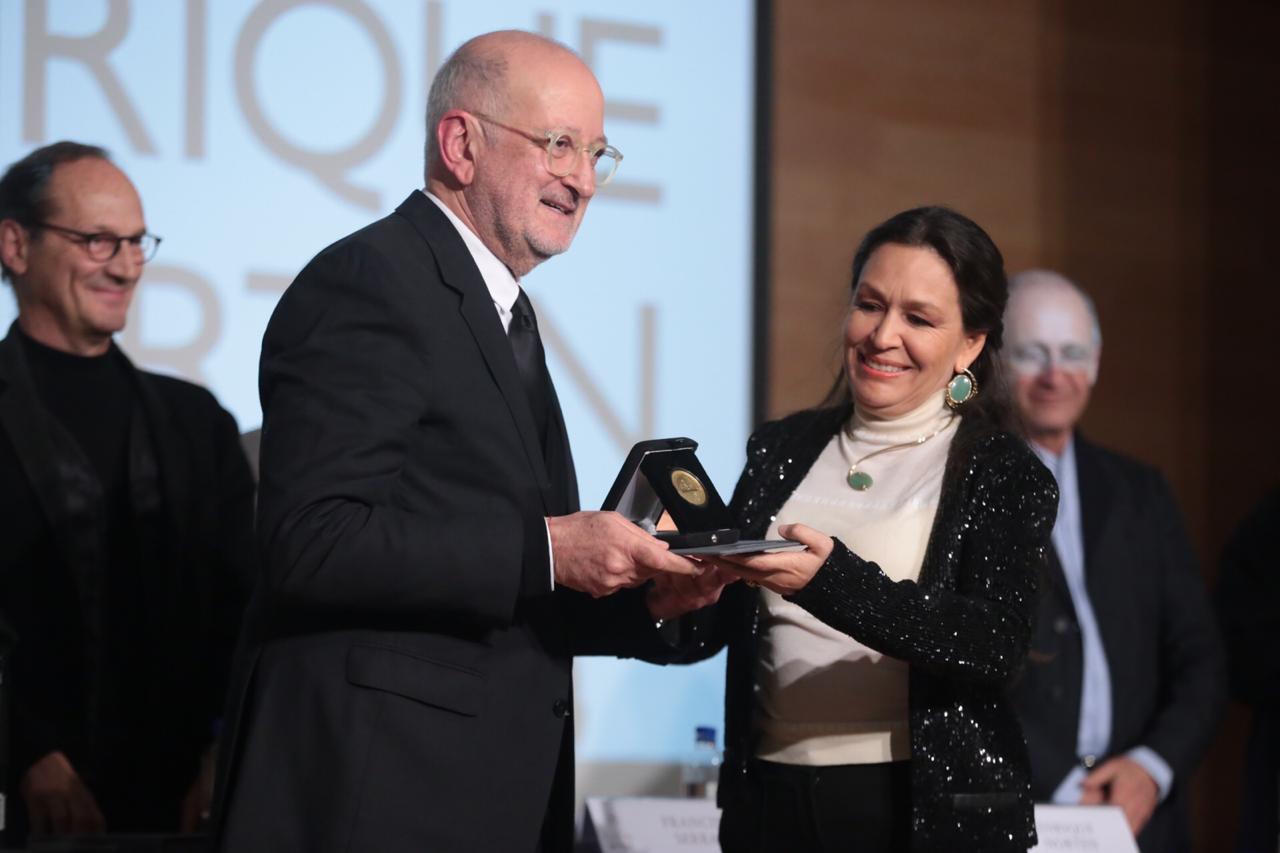 Enrique Norten recibiendo la Medalla Bellas Artes Arquitectura 2018. (Jesús Quintanar)