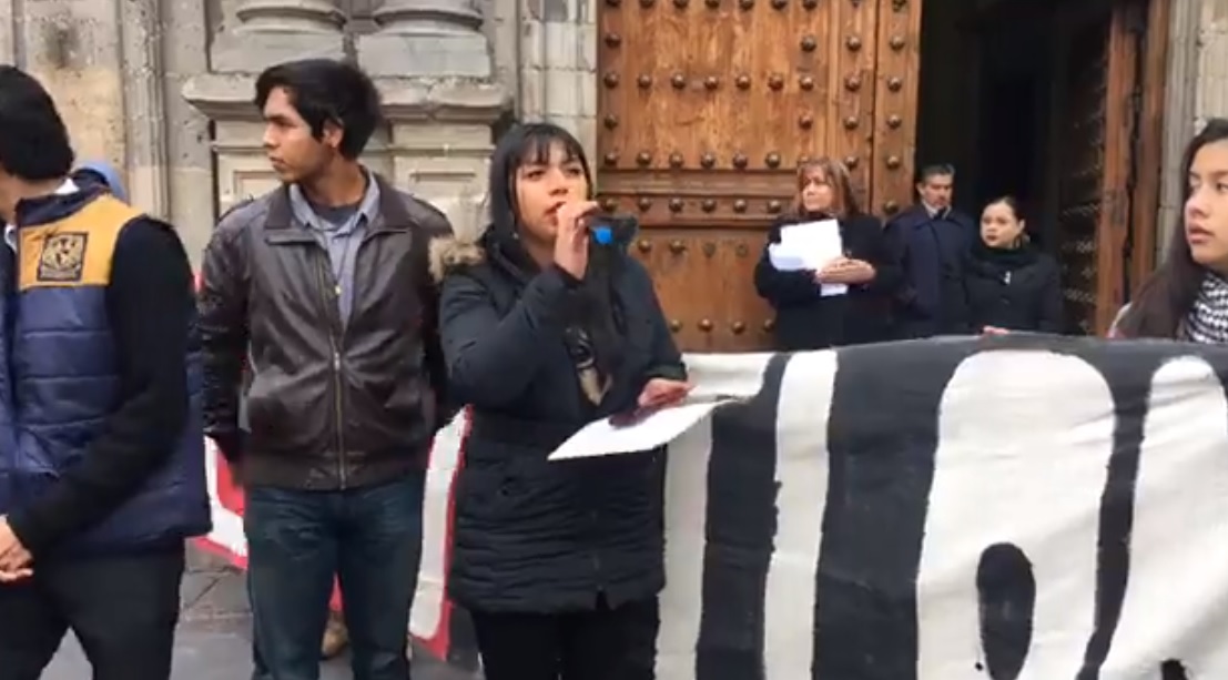 Los estudiantes protestaron afuera del  Antigua Escuela de Medicina. | Especial