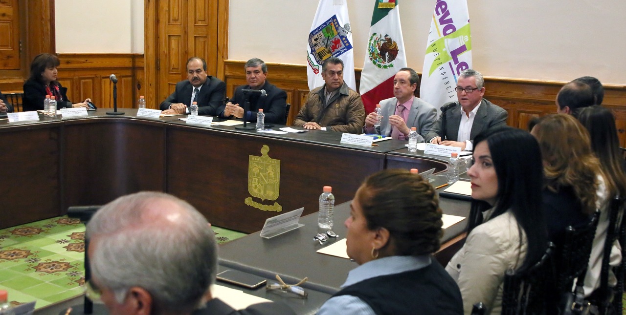 El gobernador Jaime Rodríguez Calderón dijo que los maestros requieren de una clínica de primer nivel con todos los servicios. Foto: Eduardo Mendieta