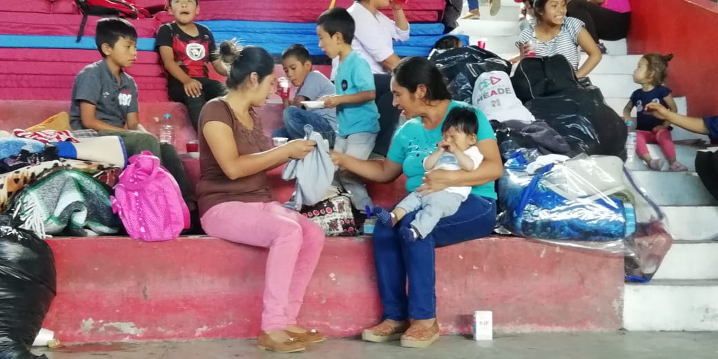 Miles de familias huyen de sus comunidades por la violencia.