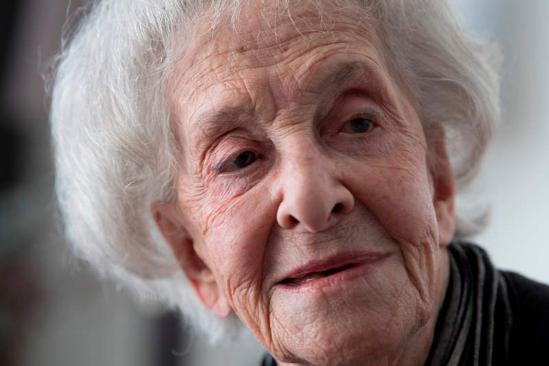 La poeta Ida Vitale también recibirá el premio FIL en guadalajara. (AFP)