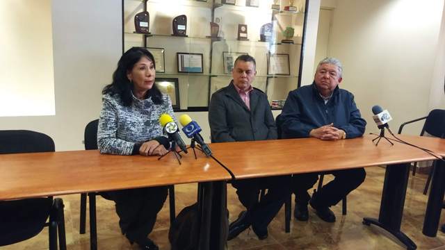 Durante la rueda de prensa con el jefe del programa de Contaduría Pública de la universidad de Colombia, Abel María Cano (Pablo Reyes)