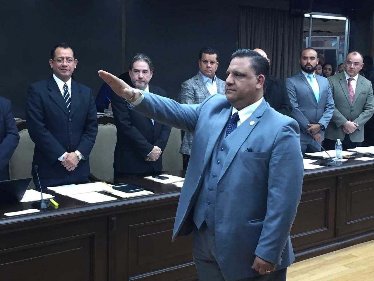 Tomó protesta durante esta segunda sesión de cabildo. (Foto: Jorge López)