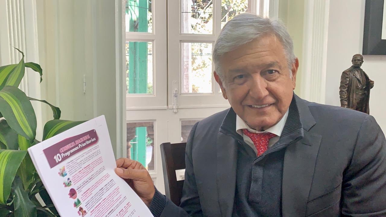 AMLO dijo que él mismo promoverá que los mexicanos que participen en la segunda consulta. (Especial)