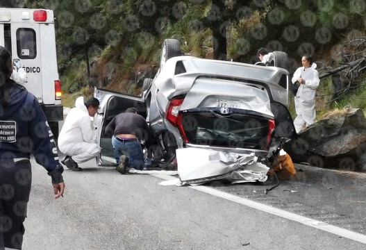 El auto se volcó debido a que viajaba a exceso de velocidad por el acotamiento. (Jorge Becerril)
