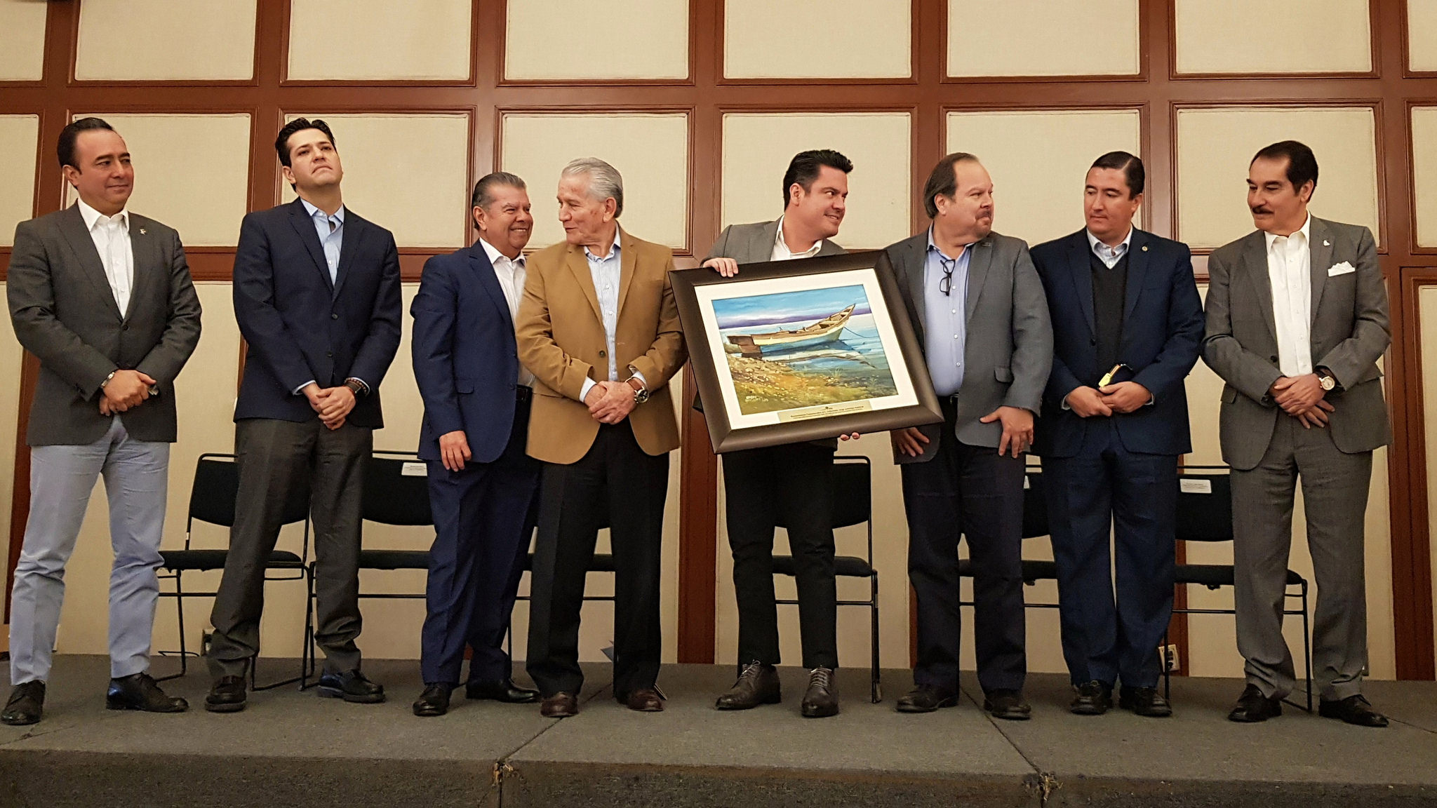 El Consejo Nacional de la Industria Maquiladora y Manufacturera de Exportación (INDEX) entregaron un presente a Aristóteles (Cortesía)