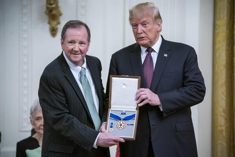 Donald Trump entrega la medalla al director general de Elvis Presley Enterprises, Jack Soden. (EFE)