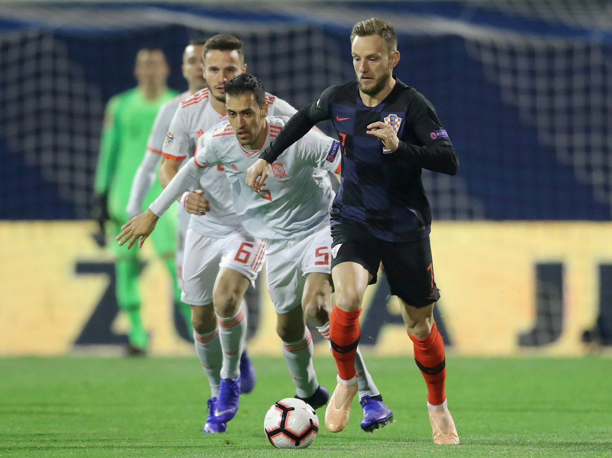 Ivan Rakitic sufrió molestias durante el duelo entre Croacia y España (Reuters)