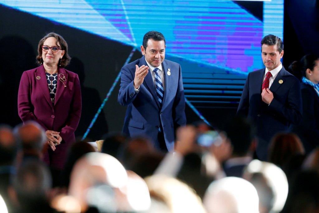 Jimmy Morales en la Cumbre Iberoamericana con el presidente Enrique Peña Nieto (Reuters)