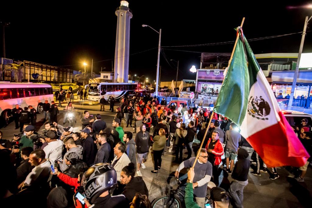 Los migrantes fueron encarados por habitantes de Tijuana. (Cuartoscuro)