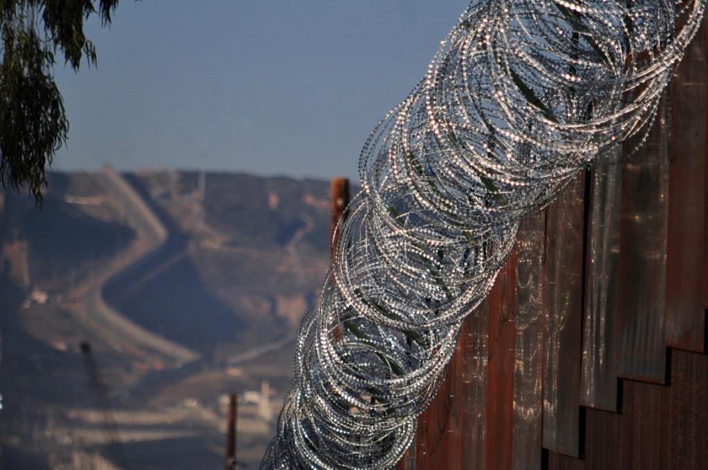 La patrulla fronteriza de EU colocó una segunda línea de púas en la frontera con Tijuana. (Cuartoscuro)