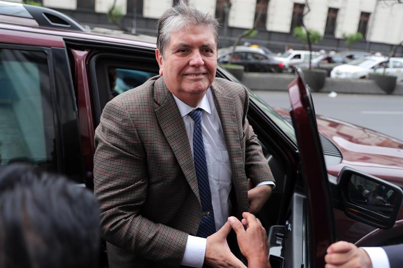 El ex presidente peruano, Alan García, es acusado de ofrecer una charla en 2012 con recursos de Odebrecht. (EFE)