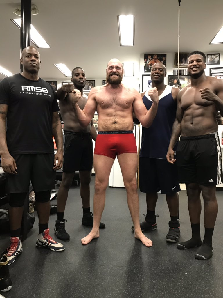 Tyson Furi quiere recuperar su título en el box (Twitter @Tyson_Fury)