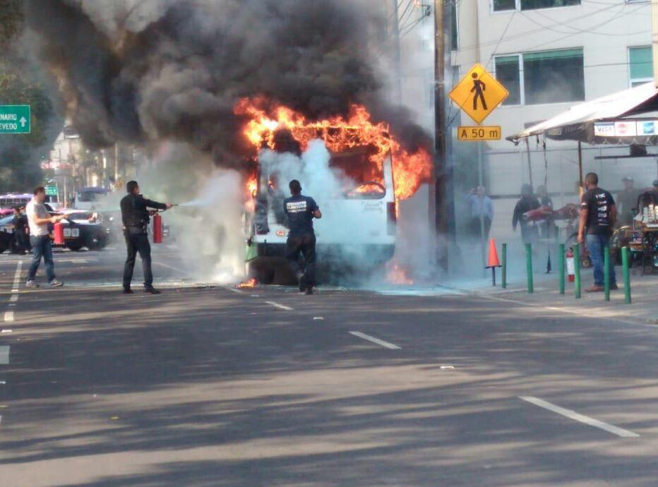 Una unidad de transporte público se incendió en la alcaldía de Coyoacán. (Jorge Becerril)