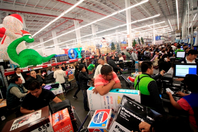 Aparatos electrodomésticos, de entretenimiento, juguetería, telefonía, ropa y calzado, se podía apreciar en los carritos de los poblanos. (Miguel Rome