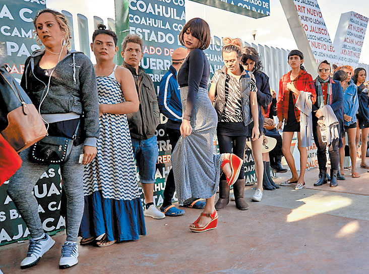 Arribo de hondureños a la ciudad fronteriza con EU. (AP)