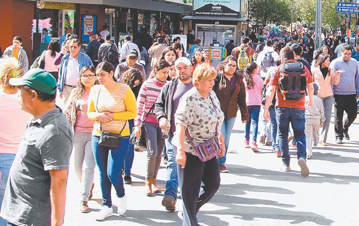 Las calles del primer cuadro lucieron llenas.  Raúl Palacios