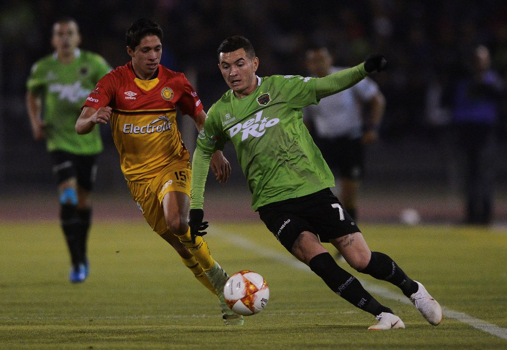 Carlos Baltazar en disputa por el balón (Imago7)