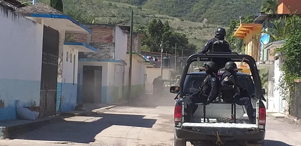 Los desplazados son resguardados por elementos de la Policía Estatal y del Ejército. (Rogelio Agustín Esteban)