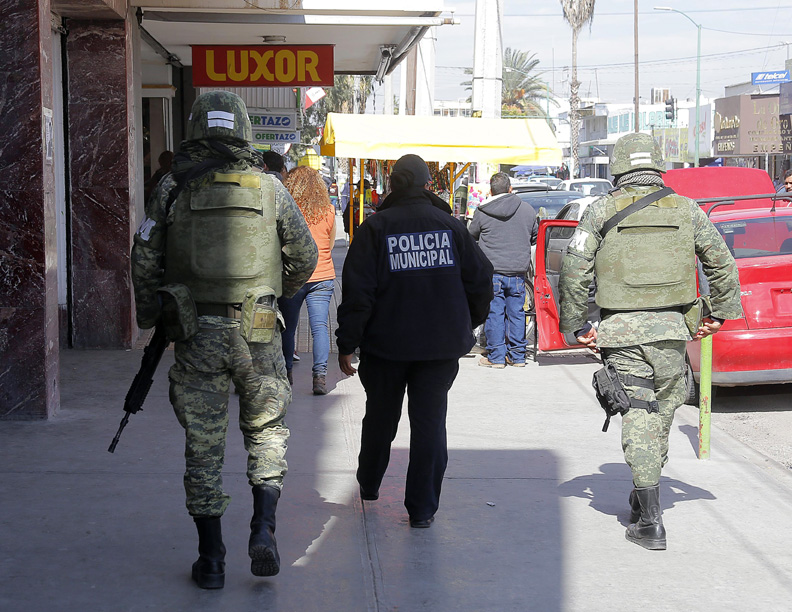 Dispositivo de seguridad en el centro de Torreón. (Saúl González)