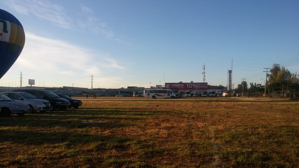 En el estacionamiento solo hay alrededor de 50 coches (Jessica de la Cruz)