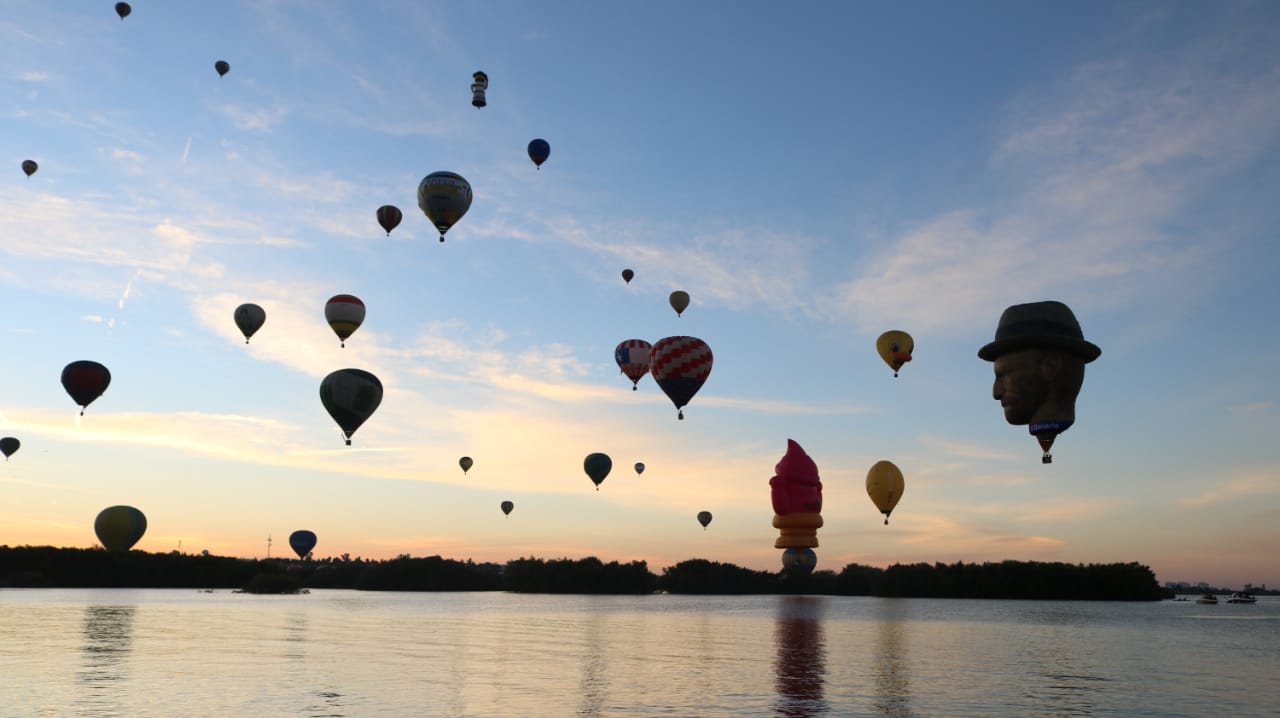 Los primeros globos que despegaron en el segundo día del FIG