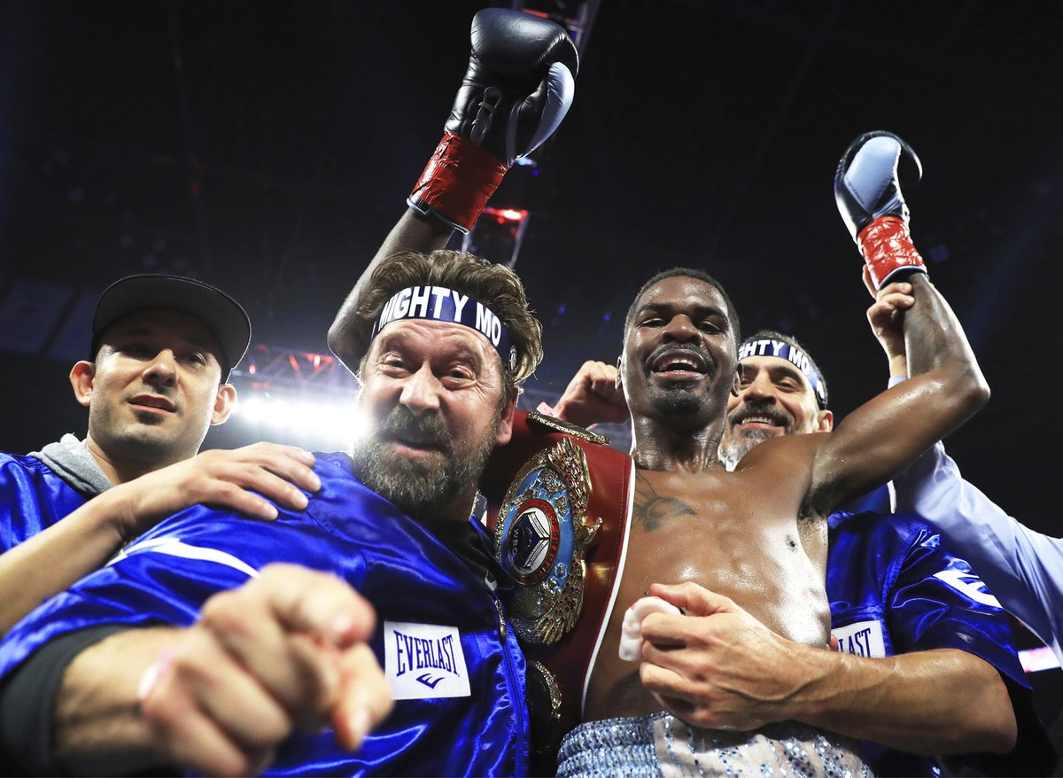 Maurice Hooker se queda con su título súper ligero de la OMB (Twitter @WorldBoxingOrg)
