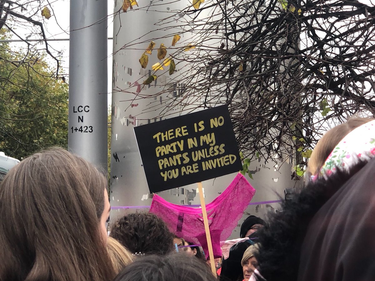 Mujeres marcharon con tangas en las pancartas debido a la resolución de un juzgado. (Tomada de Twitter)