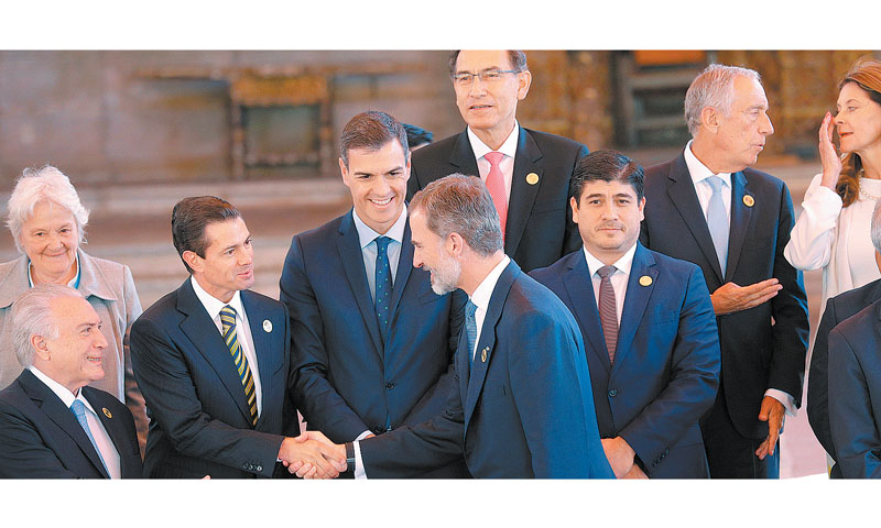 Participantes al encuentro en Guatemala felicitan al presidente Enrique Peña Nieto. (EFE)