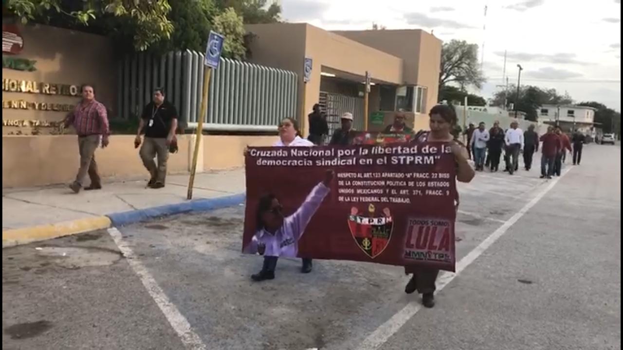Petroleros marchan por las principales calles de Reynosa.