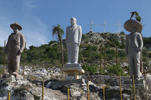 Un AMLO de cantera da la bienvenida en Rutilandia, un rancho en Santa Rosa Jaúregui/Cuartoscuro.