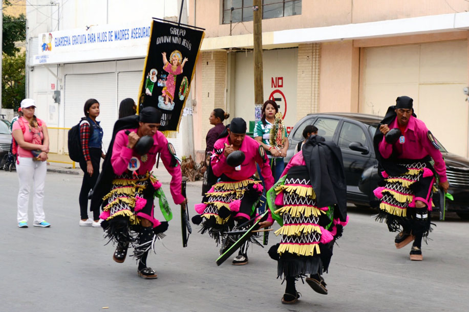 En ocasiones, las danzas y peregrinaciones provocan el malestar de algunos conductores. (Óscar Wong)