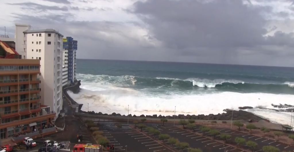 Olas intensas por tormentas en Islas Canarias, España (El Mundo)