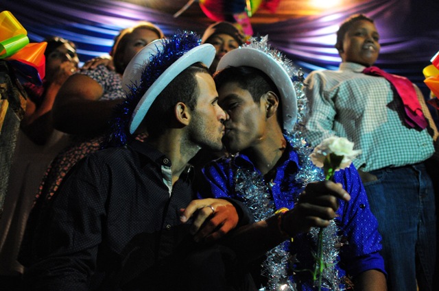 Seis parejas de la comunidad LGBTTTI  y una heterosexual que  viajan en la caravana migrante participaron en una boda colectiva en Tijuana/Cuartoscuro