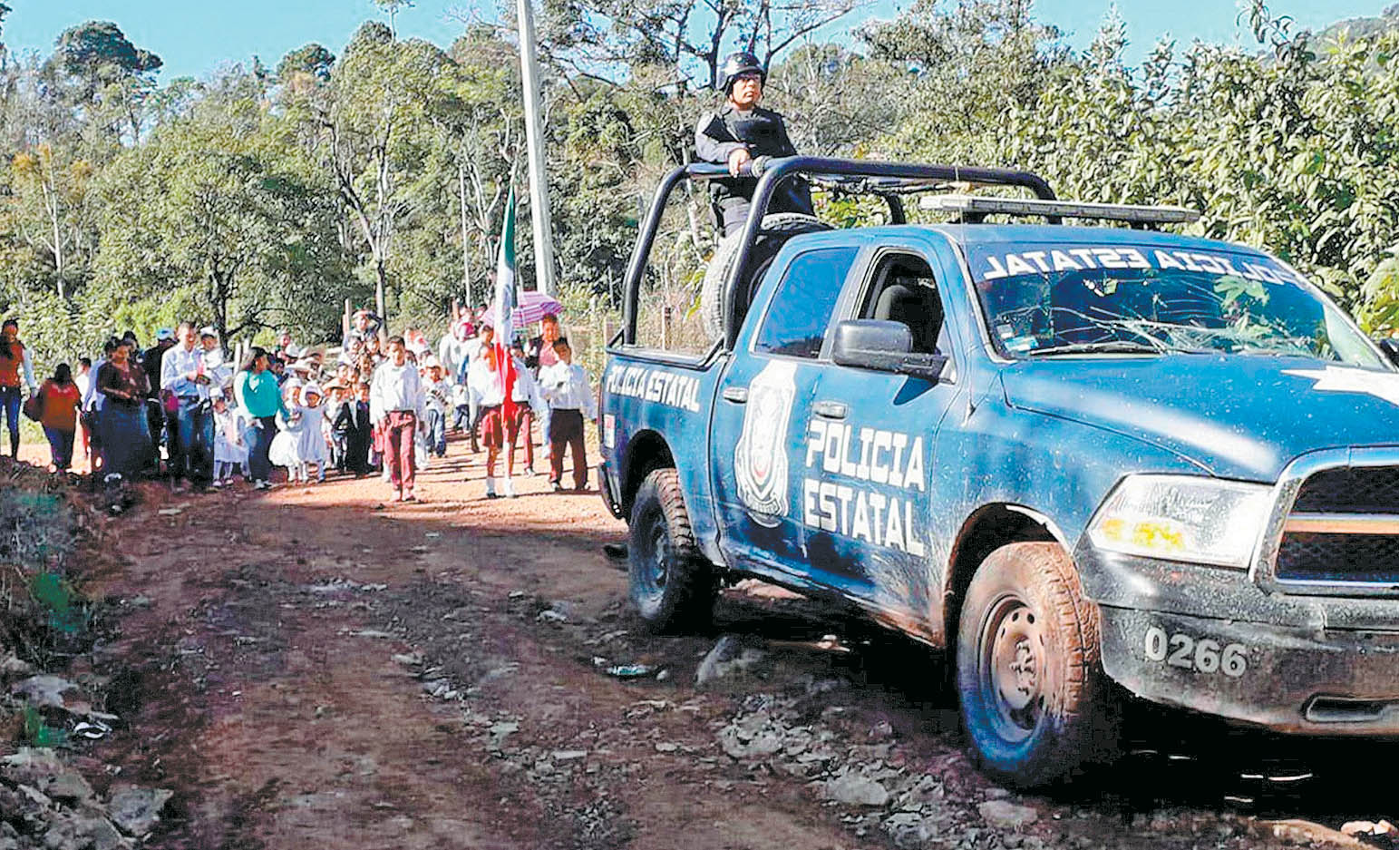 Una patrulla abre paso a decenas de personas que tenían intención de regresar a sus casas. (Adriana Covarrubias/Notimex)