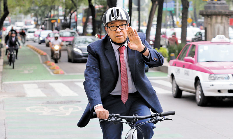 En sus ratos libres anda en bicicleta y escucha música; le gustan desde los clásicos como Mozart y Beethoven, pero también Los Temerarios. (Jorge Carb