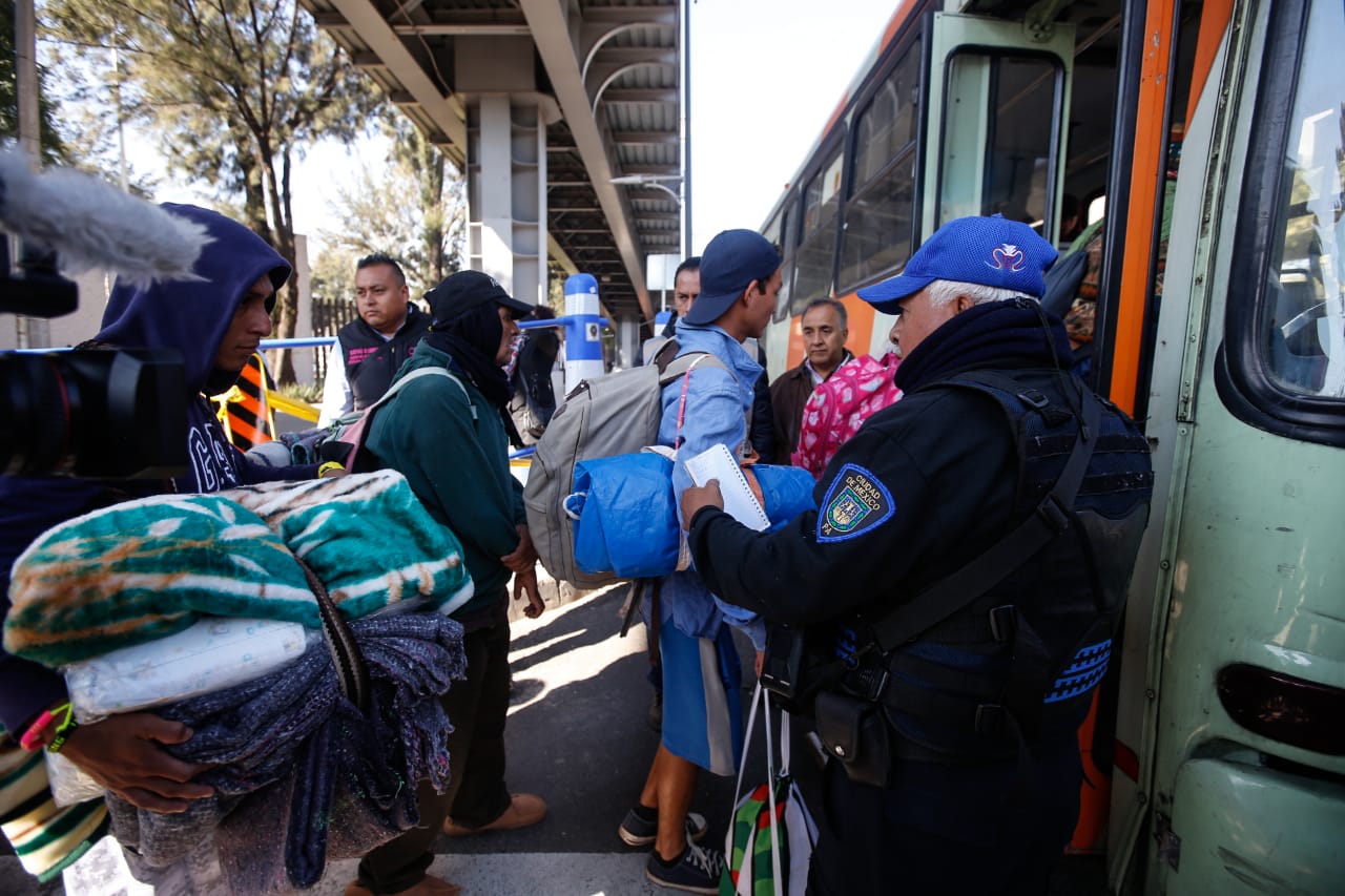 Desde temprano, unos 20 autobuses se formaron para que los centroamericanos comenzaran a abordar (Foto: Araceli López)